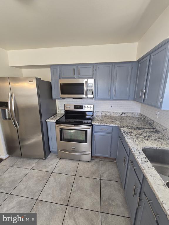 Foto del edificio - 1003 Spring Valley Ct