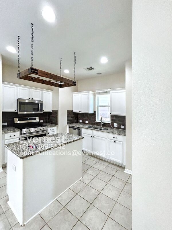 Foto del edificio - 139 Wainscot Oak Wy