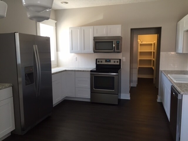 Foto del edificio - ATTENTION STUDENTS: 4 BEDROOM DOWNTOWN APA...