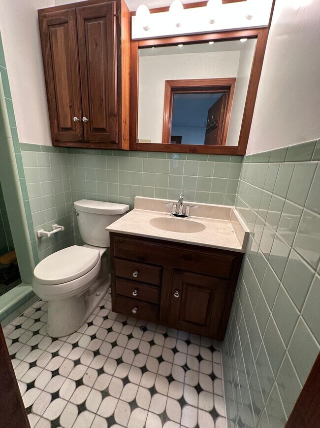 Building Photo - 547 Greenhurst Dr