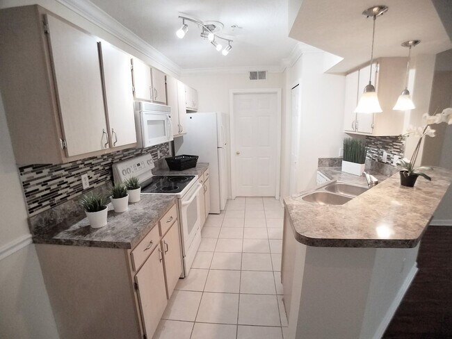 Building Photo - Beautiful 1/1 Wood Floors Condo for Rent c...