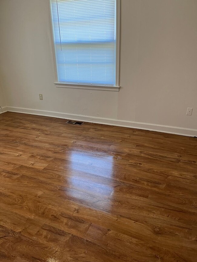 Building Photo - Two Bedroom/One Bath Home