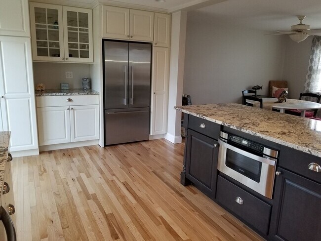 Bright kitchen island with seating for 3 - 26 Shore St