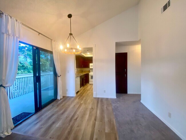 Foto del edificio - Pleasanton Townhouse, 2 Bed 2 Bath Upstairs End Unit, Private Patio, 2 parking spots, Close to do...