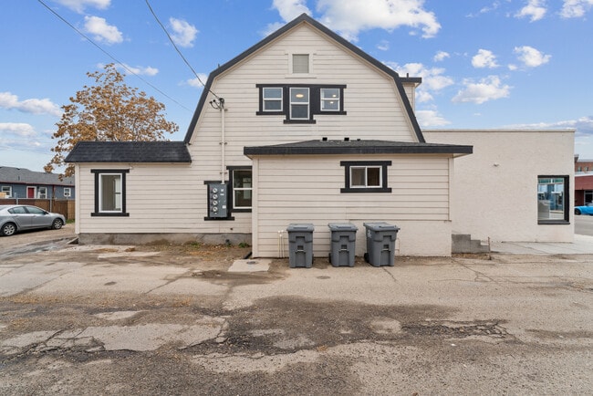 Building Photo - 913