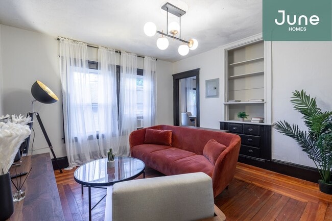 Building Photo - Queen room in 5-bed/2.0-bath Home
