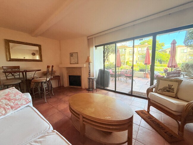 Foto del edificio - Charming Fully Furnished 1-Bedroom Condo with Pool Access in Carpinteria