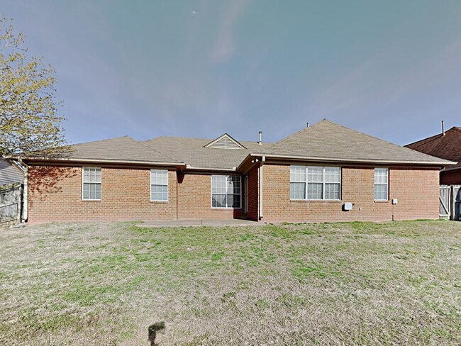 Building Photo - 1020 Stable Run Dr