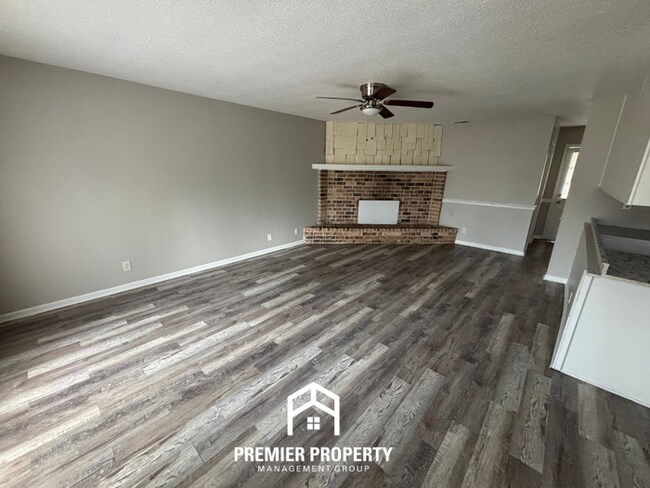 Foto del edificio - Charming 3BR Birmingham Home w/ Hardwood Floors, Brick Fireplace & Spacious Backyard