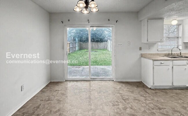 Foto del edificio - 3 Bed, 2 Bath Home with Fenced Yard & Garage / Pet-Friendly / Available Now!