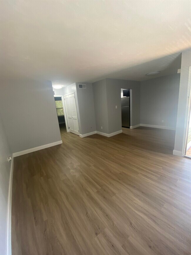 Foto del edificio - 1530 Live Oak Dr