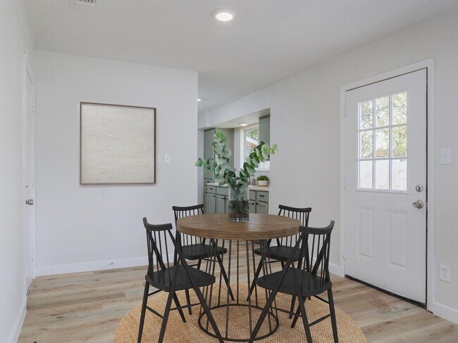 Foto del edificio - 5414 Palo Blanco Ln