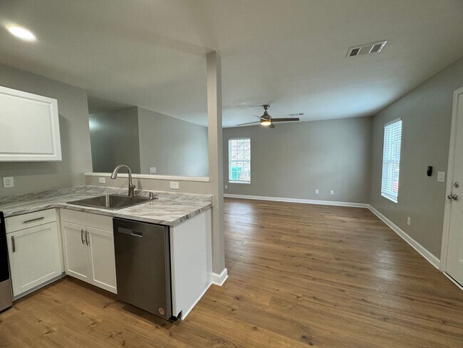 Building Photo - 3BR 2BA Brick Home with Hardwood Floors