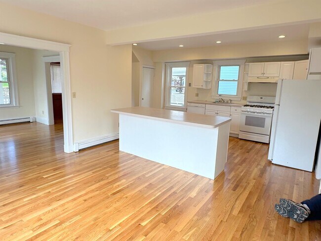 Building Photo - 475 Belmont St