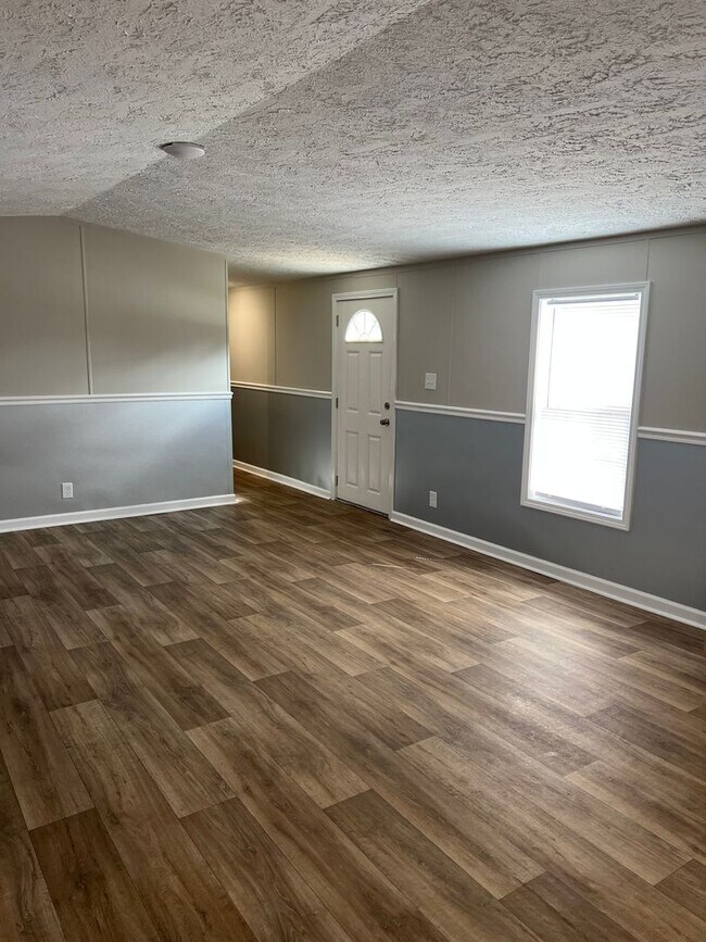 Foto del edificio - Fully Renovated & Pet Friendly 3 Bedroom, ...