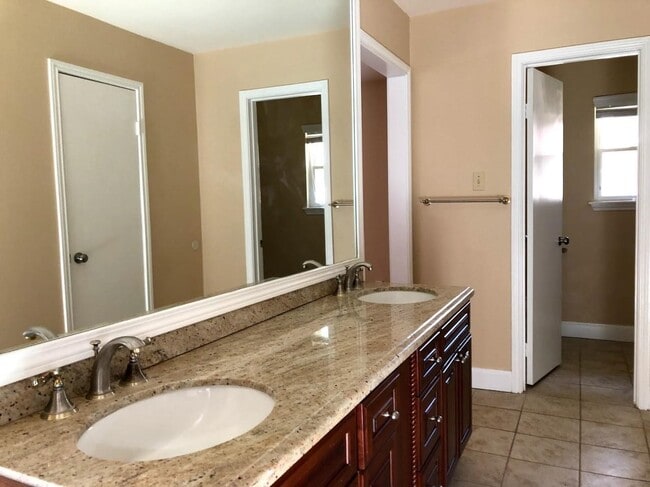 Building Photo - 2914 Shadowdale Dr