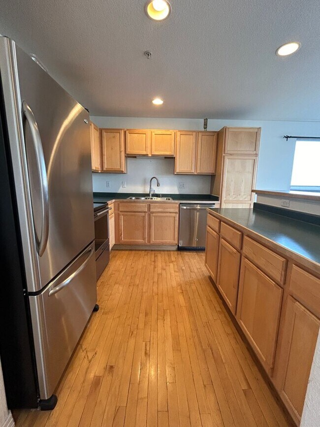 Building Photo - 2 Bedroom Townhome with Incredible Mountai...