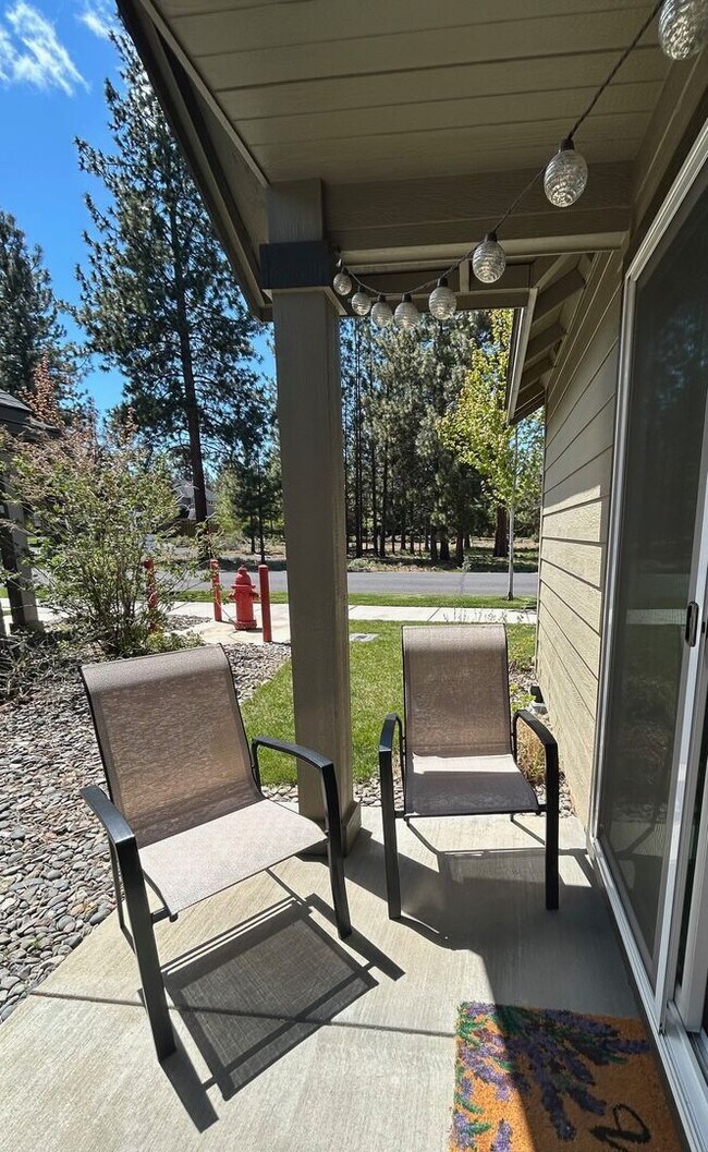 Building Photo - Town Access 2-bd Bungalow in Beautiful Sis...