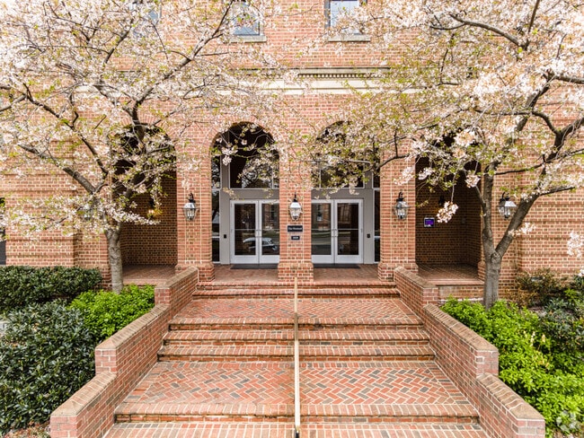Building Photo - 2828 Wisconsin Ave NW