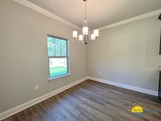 Building Photo - Luxury 3 Bedroom Home in East Navarre!