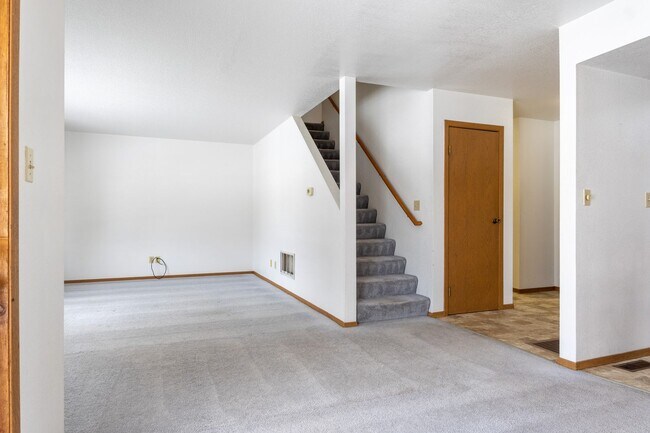 Foto del edificio - Right on the river! 2 Bedroom, 1.5 Bath, W/Garage, Duplex!