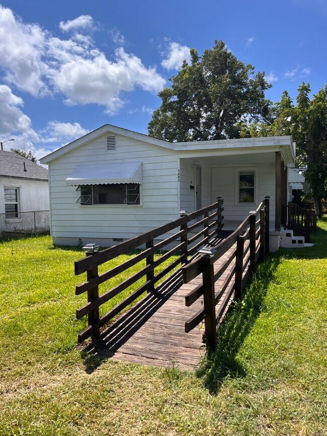 Foto del edificio - 2 bedroom home in Historic Downtown Walking District of Morehead City with fenced in yard