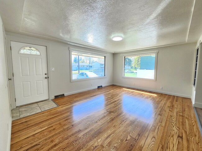 Building Photo - $2,100 - 4 Bed / 1 Bath Home with Fully Fe...
