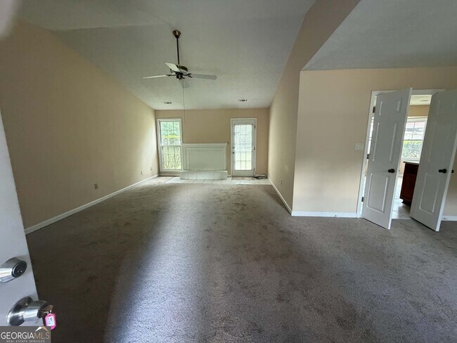 Foto del edificio - 7021 Whitfield Dr