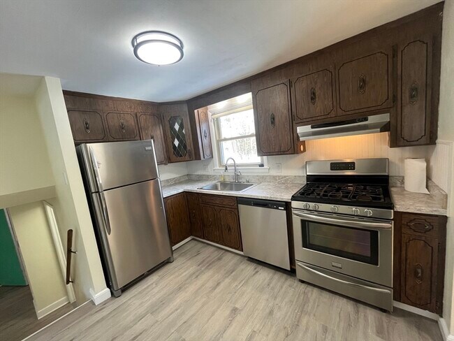 Foto del edificio - 150 Pond St