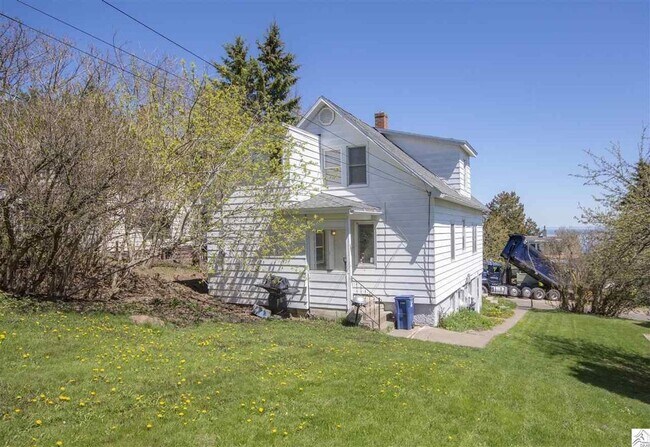 Foto del edificio - AVAILABLE JUNE 1ST- Terrific 3 Bed 2 Bath w/ Lake Views