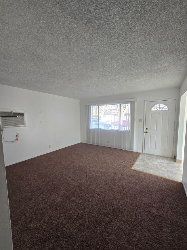 Building Photo - Charming 2 Bedroom/1 bathroom home