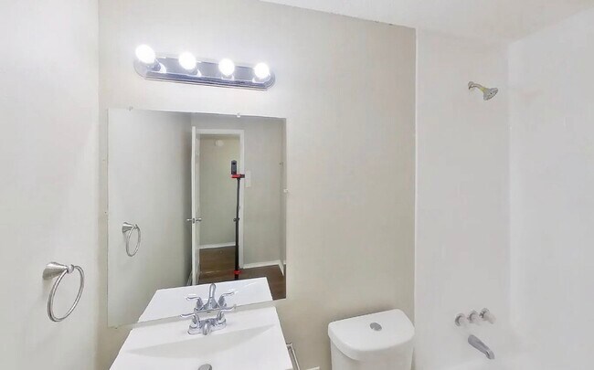 Foto del edificio - AVAILABLE NOW