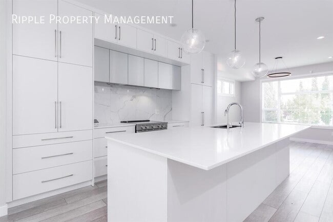 Building Photo - Modern 3 Beds, 2.5 Baths TownHouse | Avail...