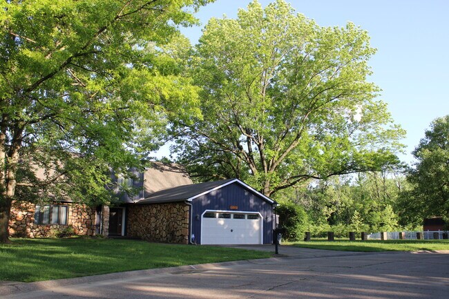 Foto del edificio - 2115 Pineshore Ct