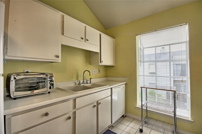 Foto del edificio - 9809 Richmond Ave.