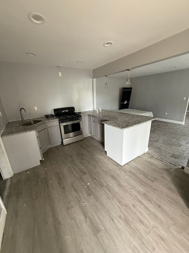 *Coming Soon October 15th* Updated 2 bedro... - *Coming Soon October 15th* Updated 2 bedro... Apartment