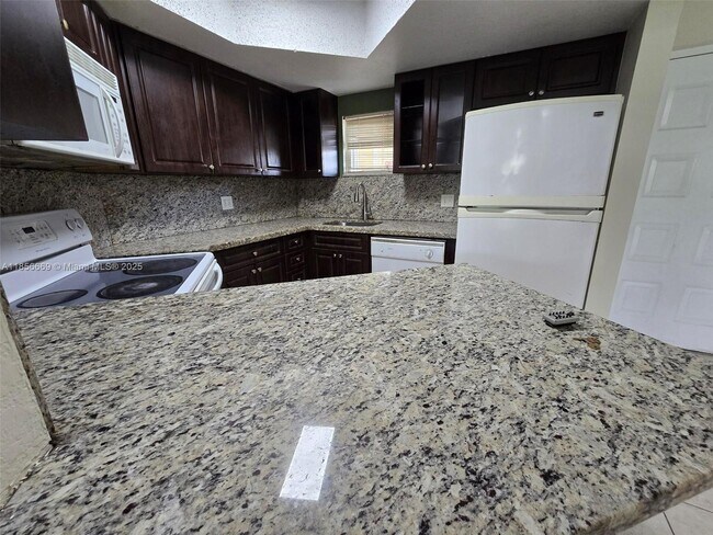 Foto del edificio - 8255 Lake Dr