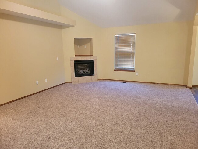 Foto del edificio - Strafford 3 Bedroom 2 Bath Beauty!  $1395
