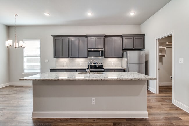 Building Photo - 2815 Orchid Dr
