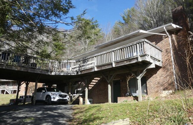 Foto del edificio - 875 Hodges Gap Rd