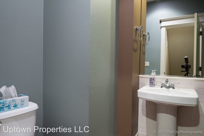 Building Photo - 656 SW Foresta Ter