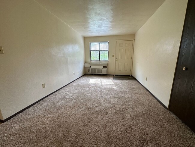 Foto del edificio - Amazing 1BR in Desirable Plum Area! Beautiful Exposed Brick and Air Conditioning! Call Today!