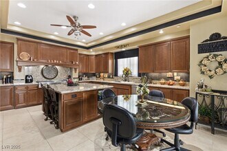 Building Photo - 9145 Tesoras Dr