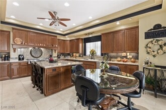 Building Photo - 9145 Tesoras Dr