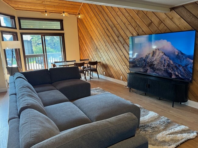 Building Photo - Spacious Snowcreek III Condo – Winter Rental