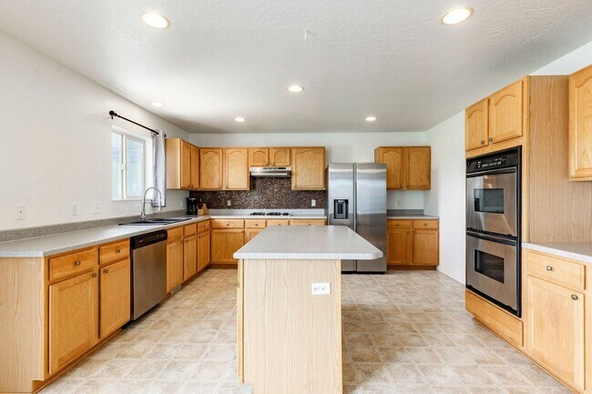 Foto del edificio - 4 Bed, 2.5 Bath Home in Trailside’s Sun Meadow Neighborhood