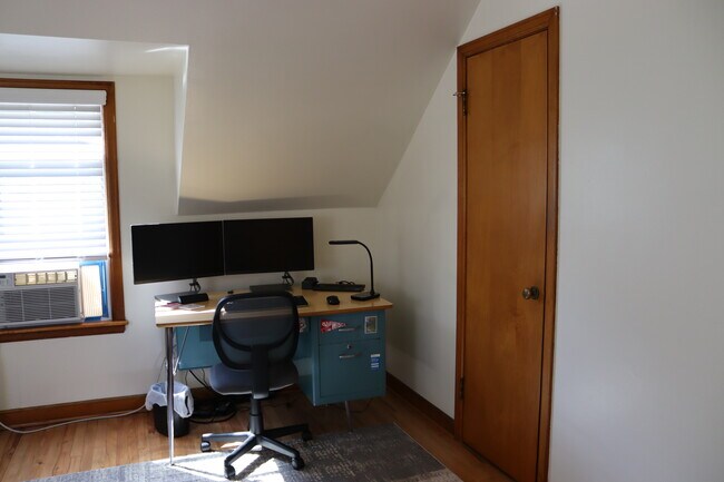 Front bedroom - 2152 Ludington Ave
