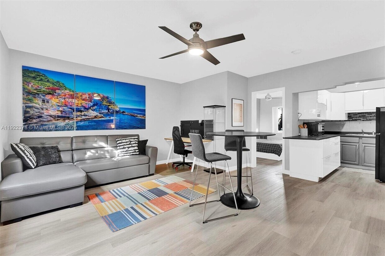 Foto principal - 10076 E Bay Harbor Dr