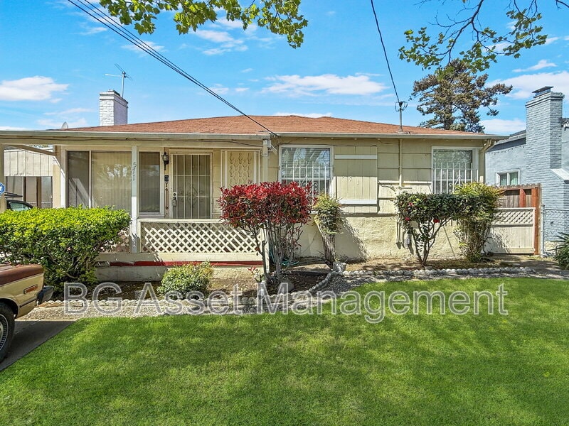 Primary Photo - 571 El Paseo Dr