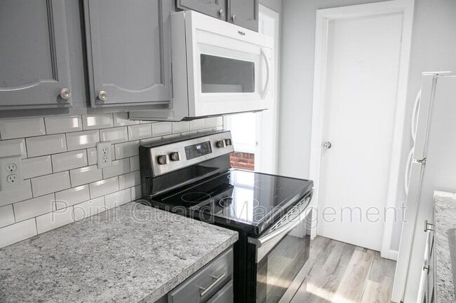 Building Photo - 2705 Leavenworth St